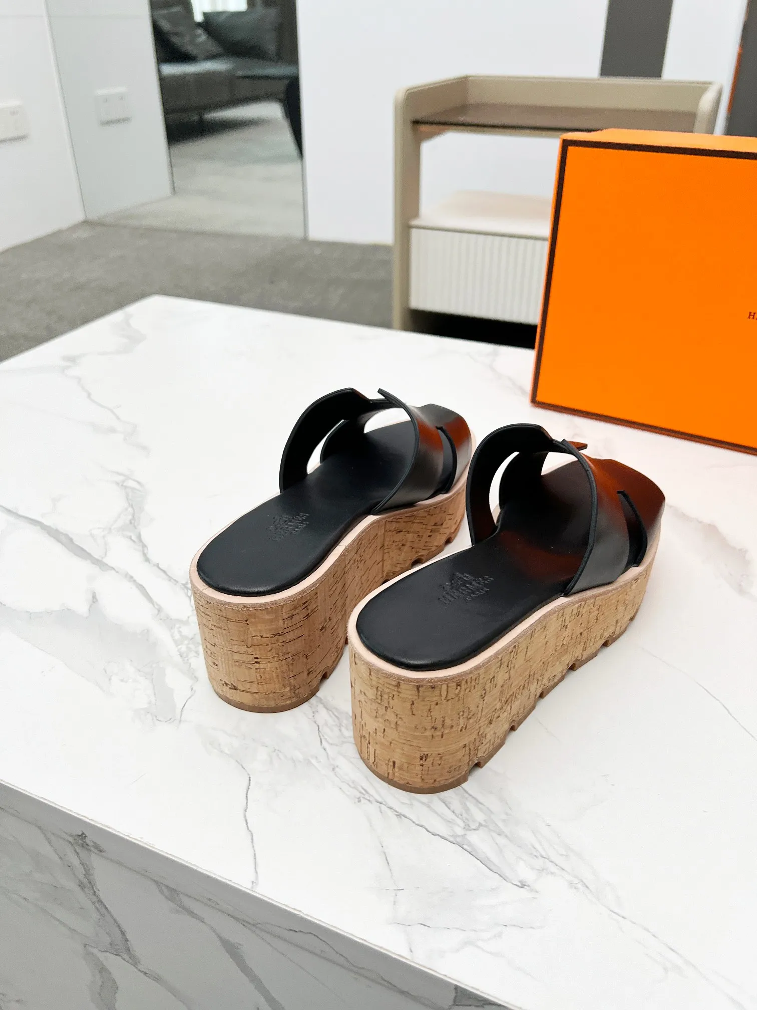 👟👟Ex-factory price 400👟👟 Hermès, upgraded version and workmanship materials. Hermes®🔴The highest version of handmade shoes on the market✨✨ Top product Hermès platform shoes🐎——————————The new model in early spring is the same as the original version, handmade by masters! ❥High-end customization, exclusive products, the highest version in the industry⚠❥Using: Hermers upper: Italian imported cowhide + sheepskin lining (pursuing top walking comfort) ✨～～〰〰〰〰❥ Packing: full set of original packaging━━━━Hermes━━━━━ size: 35-41 (42) customized and non-returnable)